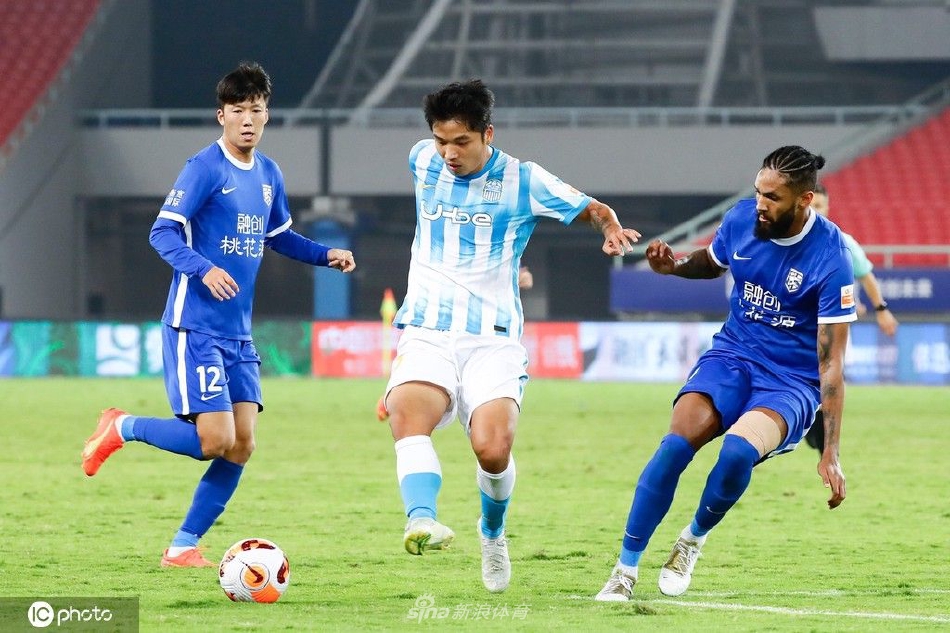 NG28- 欧联赛程吃紧；武汉三镇今晚临场应变；气氛紧张；年轻球员得到机会