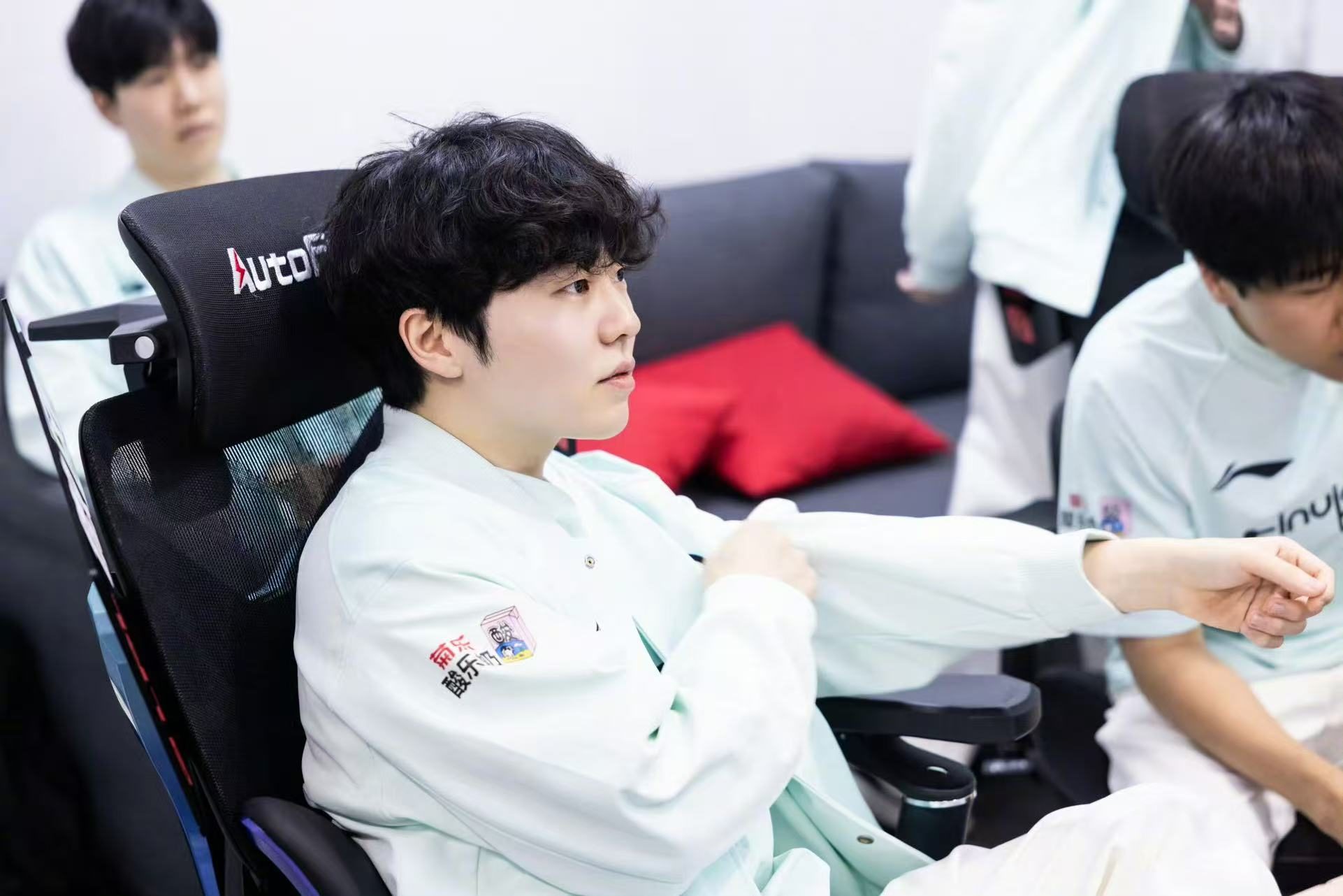 南宫28-Rookie回归赛场，比分优势明显首场状态亮眼，G2观众沸腾！的简单介绍