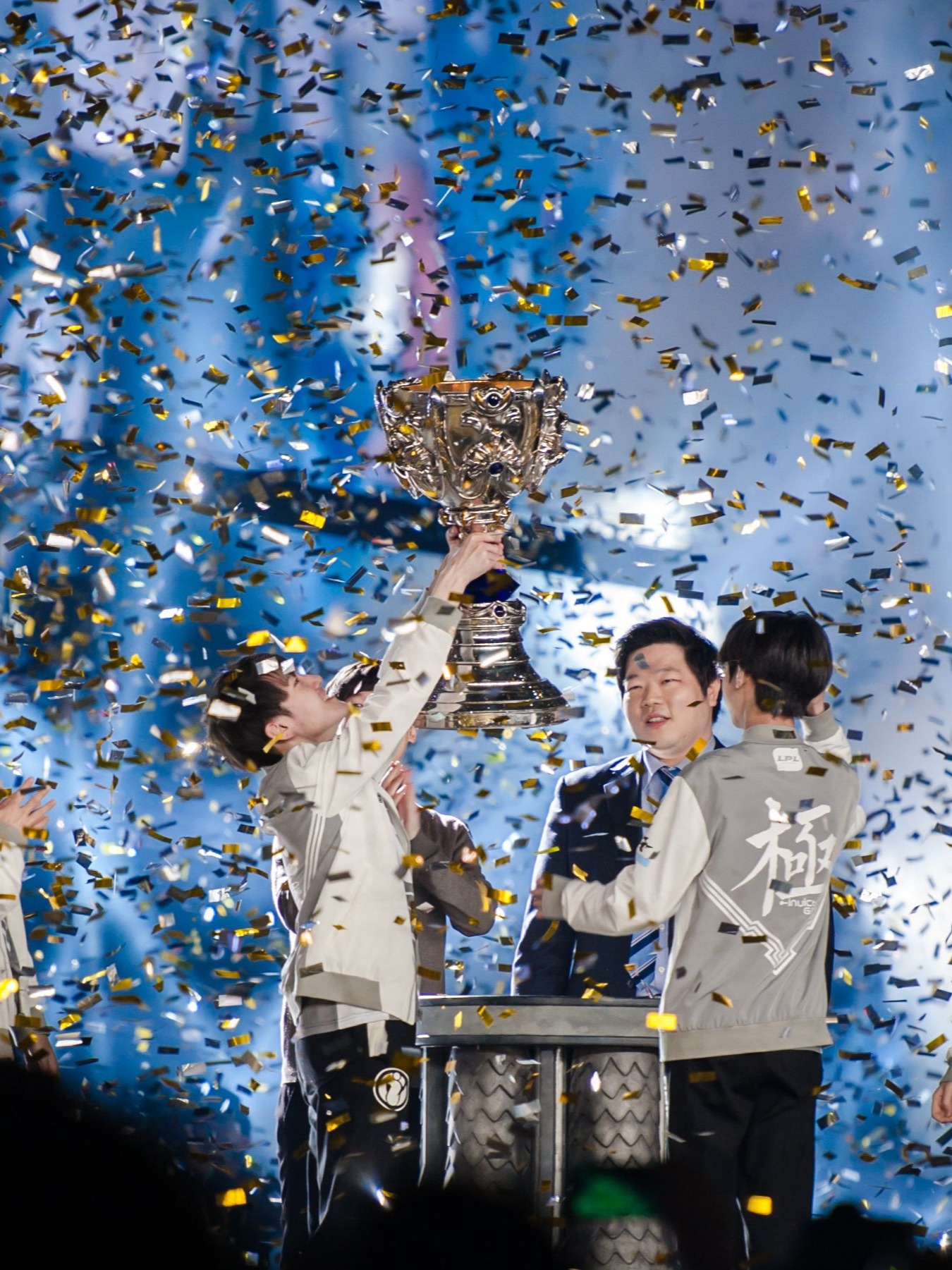 南宫28-关于Rookie回归赛场，赛况扑朔迷离首场状态亮眼，FPX观众沸腾！的信息