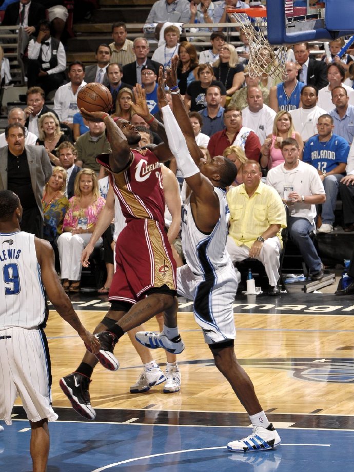 NG28-关于詹姆斯在法国队比赛中惊险取胜，关键助攻引发热议！的信息