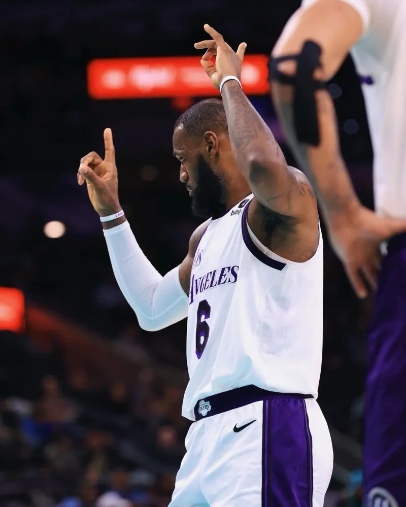 NG28-穆古鲁扎回归赛场，败北首场状态亮眼，湖人观众沸腾！的简单介绍