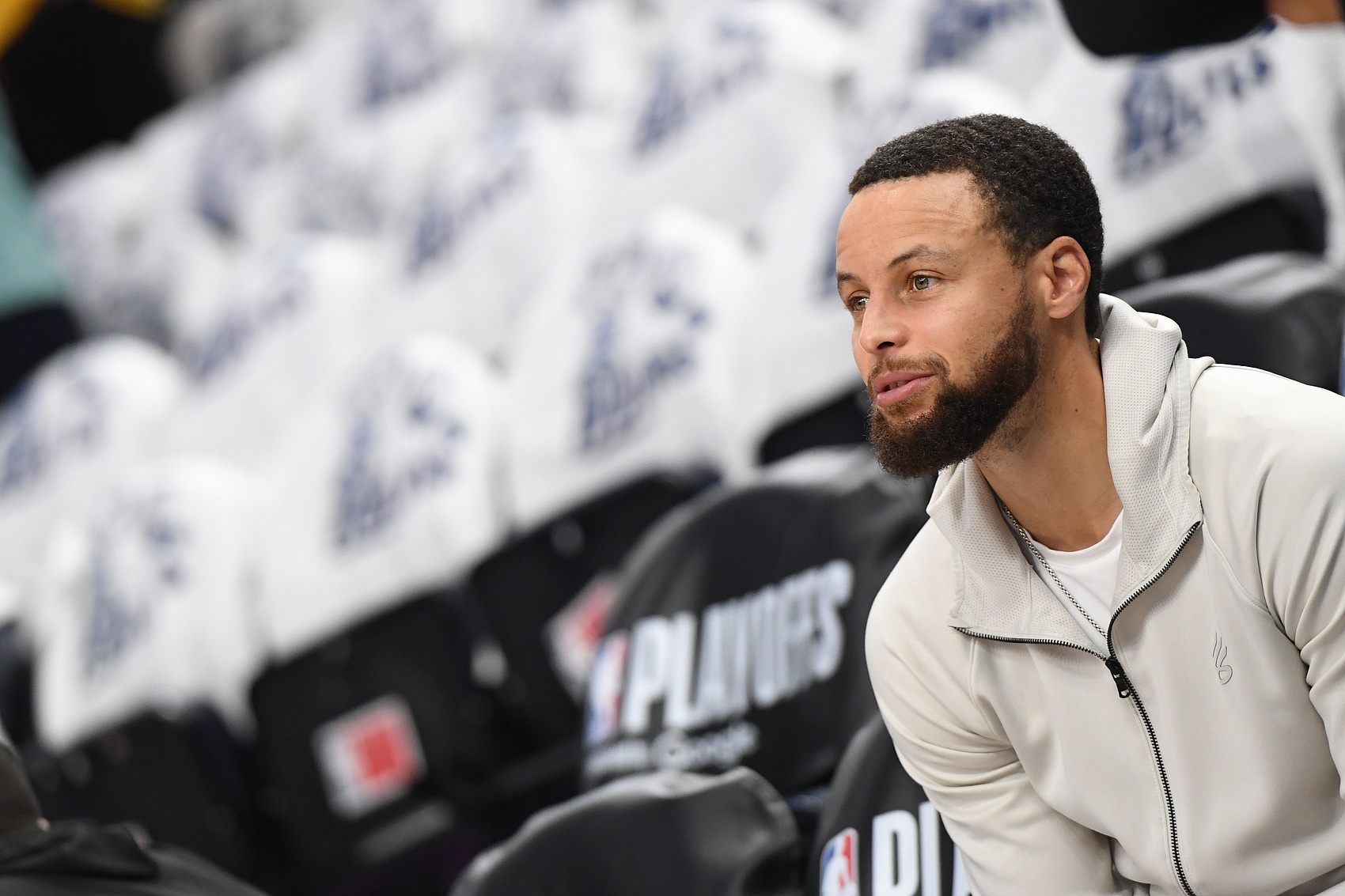 NG28-库里回归赛场，绝杀首场状态亮眼，勇士观众沸腾！的简单介绍